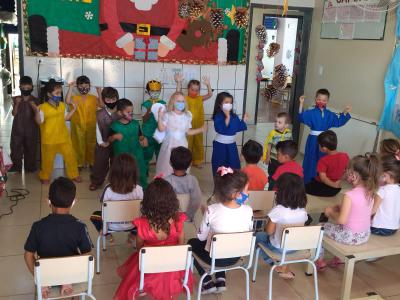 NÃºcleo Feminino Coprossel e CEMEI Sementinha do Saber levam alegria no Natal das CrianÃ§as da Escola